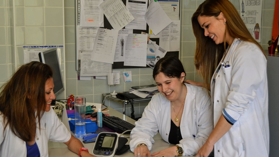 Enfermeras trabajando en un centro sanitario